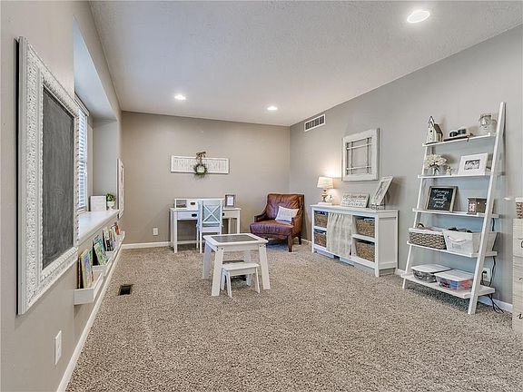 3rd image of 909 Woods Ave