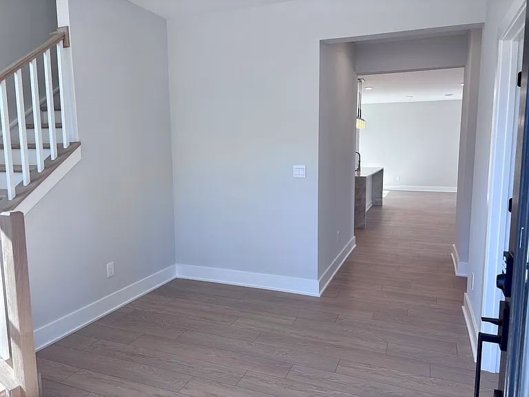 1353 Hurston Ln — Photo 22