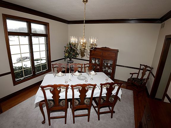 Dining Room 14'x13'