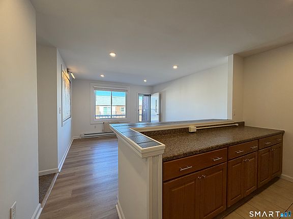 3rd image of 69 Cove Rd APT B9