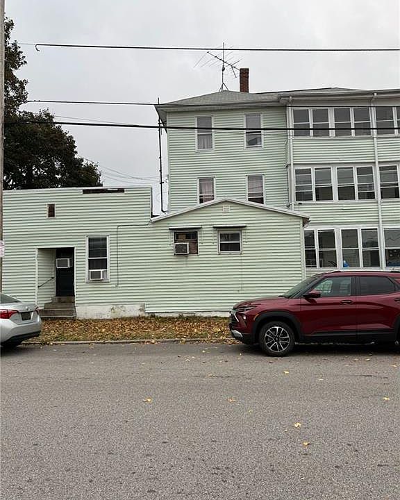2nd image of 118 Chaplin St