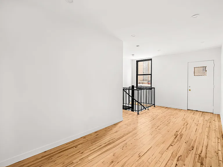 315 E 95th St #PHE — Photo 3