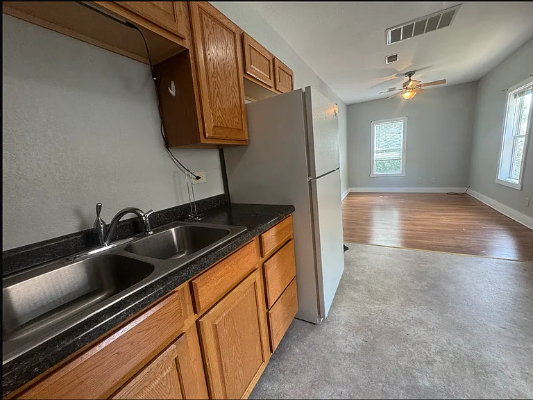 907 W 3rd St #B — Photo 5