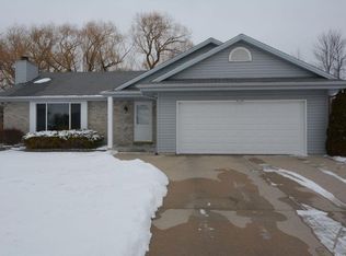 4160 E Barton Rd, Oak Creek, WI 53154