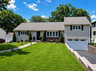 321 Maplewood Dr, Paramus, NJ 07652