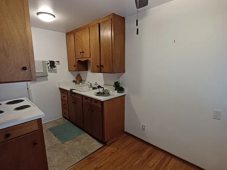Prospect Manor — Photo 6