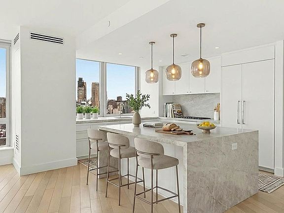 3rd image of 212 W 72nd St #18E