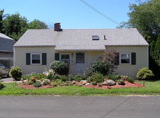 6 Miles Ave, Woodbridge, CT 06525