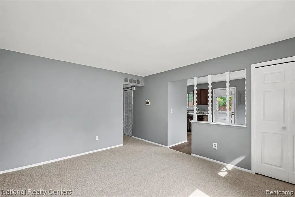 3 bed, 1.0 bath, 900 sqft, $1,600 — Photo 4