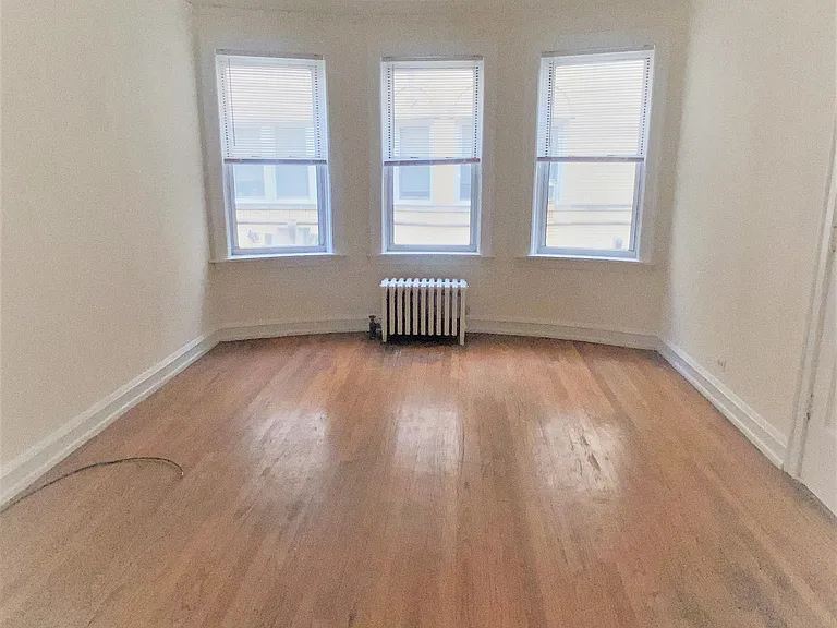 4439 1/2 N Wolcott Ave #1W — Photo 2