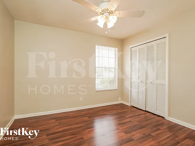 432 SW 37th Ter — Photo 12