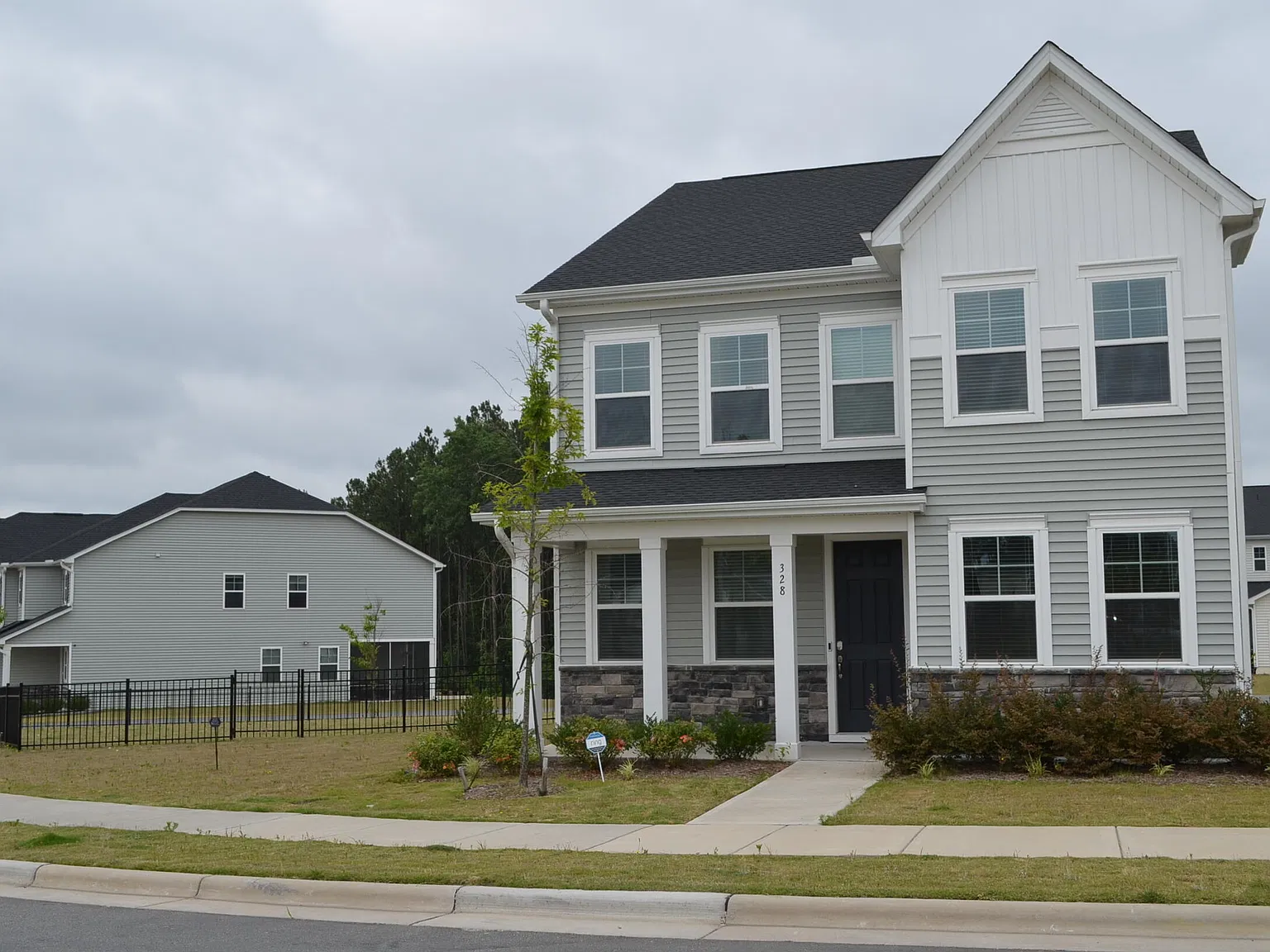 4 bed, 3.0 bath, 2550 sqft, $2,600 — Photo 2