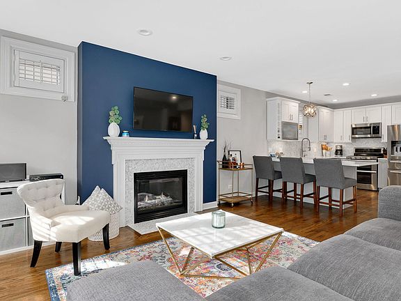 2nd image of 618 W Oakdale Ave APT 1
