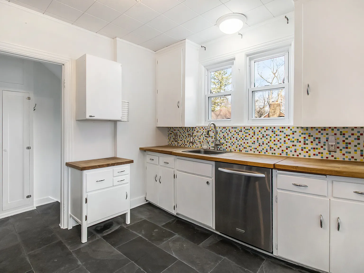 4 bed, 1.5 bath, 1749 sqft, $2,000 — Photo 2