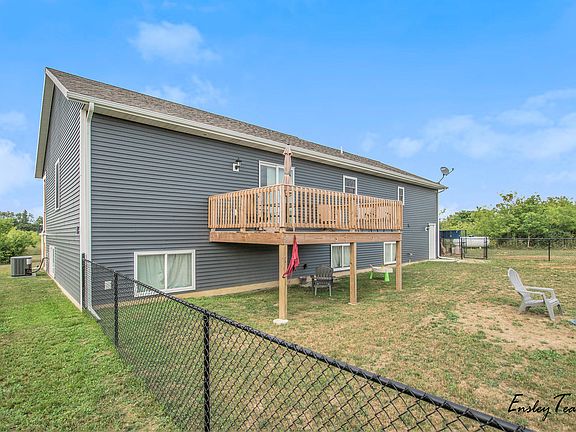 4th image of 11828 Meddler Ct NE
