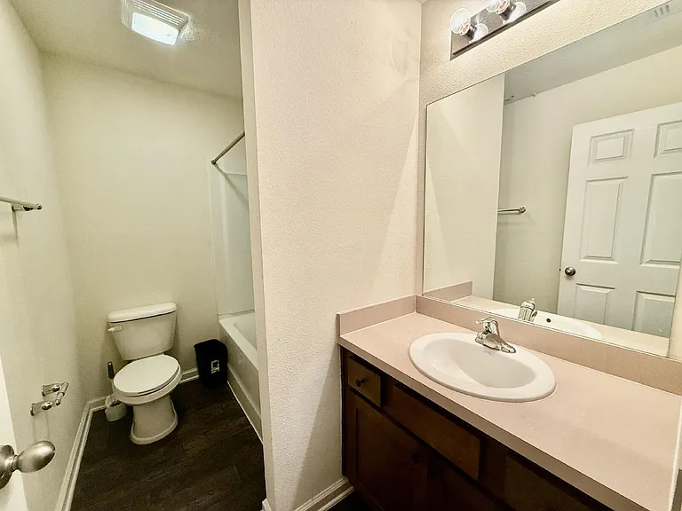 887 Capitol Pkwy — Photo 4