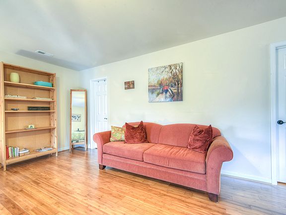 4th image of 6 Shadowbrook Ln