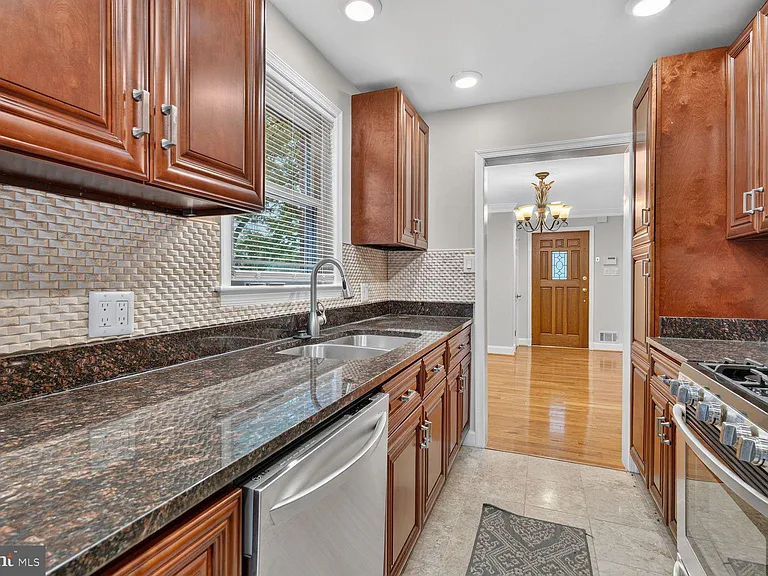1813 Florin St — Photo 6