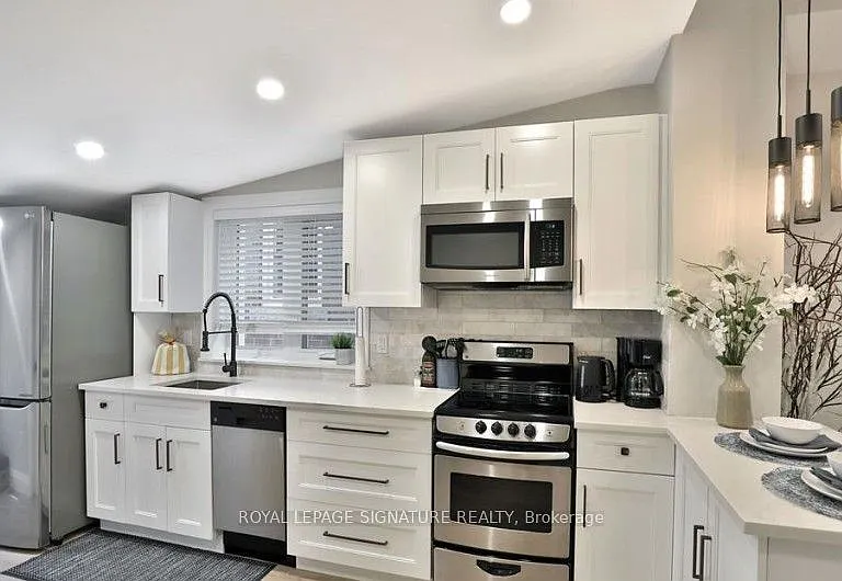 33 Hawthorne Ave — Photo 6