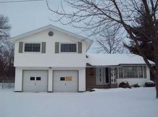 7592 Audrey Dr, Syracuse, NY 13212