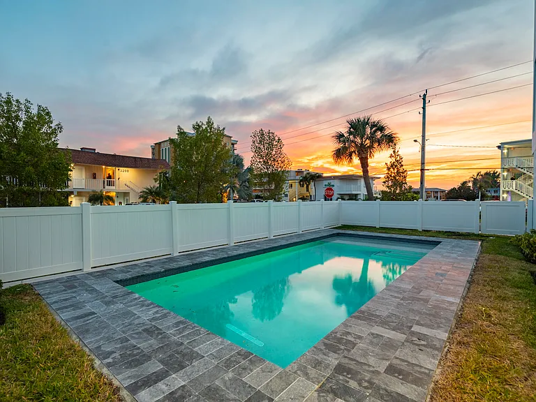 1006 N Riverside Dr — Photo 23