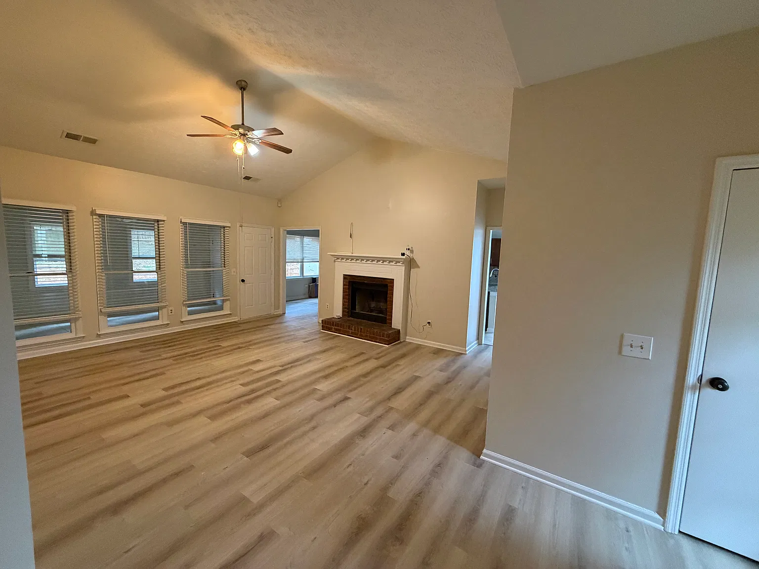 3 bed, 1858 sqft, $2,200 — Photo 4