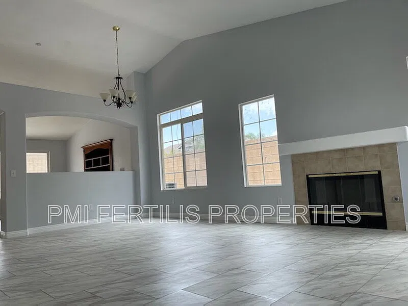 4 bed, 2.0 bath, 1812 sqft, $3,250 — Photo 3