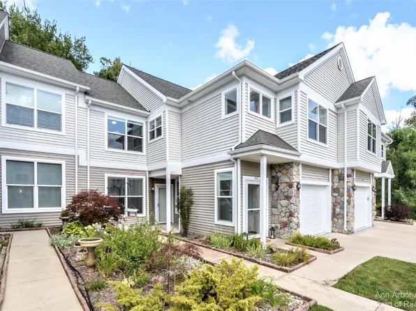 607 Pebblestone Ln, Chelsea, MI 48118