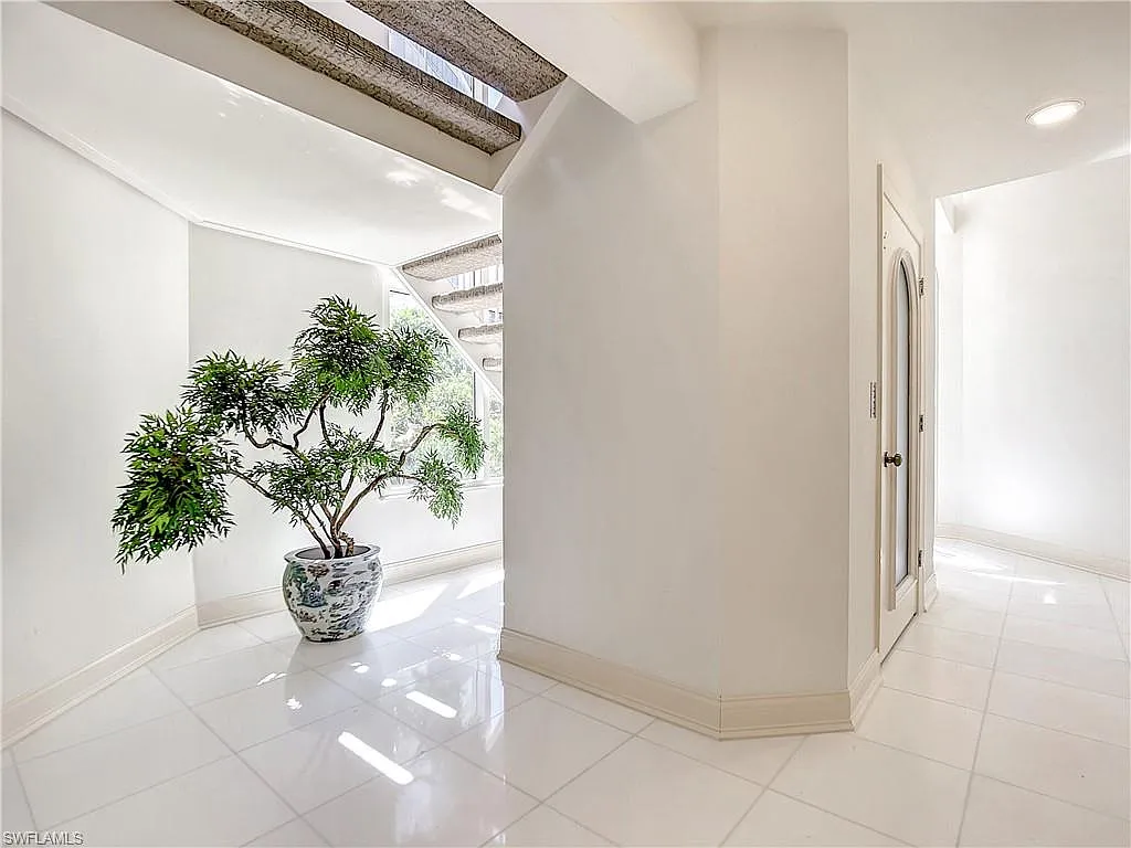 3 bed, 5.5 bath, 4049 sqft, $50,000 — Photo 4