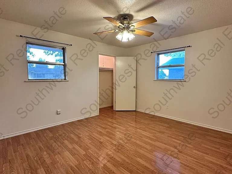 141 Texas Dr — Photo 17