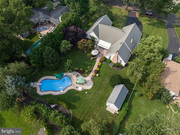 4th image of 1006 Cherry Ln