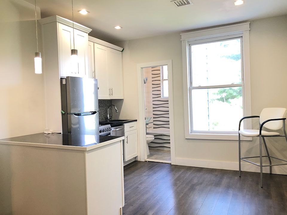 2nd image of 1164 Summit Ave #27E