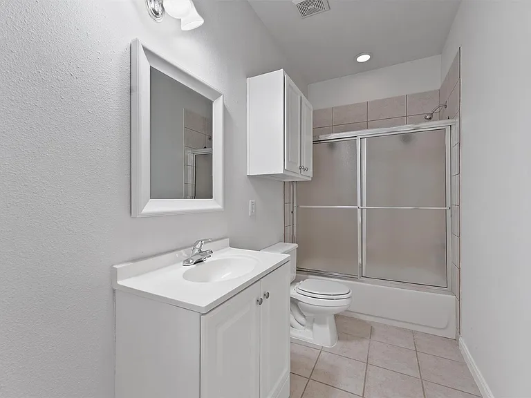 2402 Calumet St #D — Photo 16