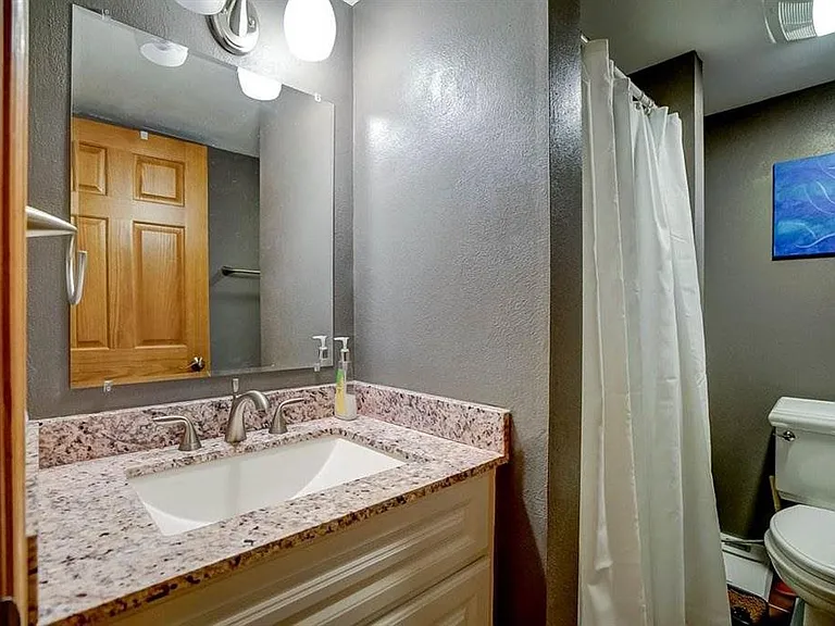 213 S Jefferson St — Photo 6