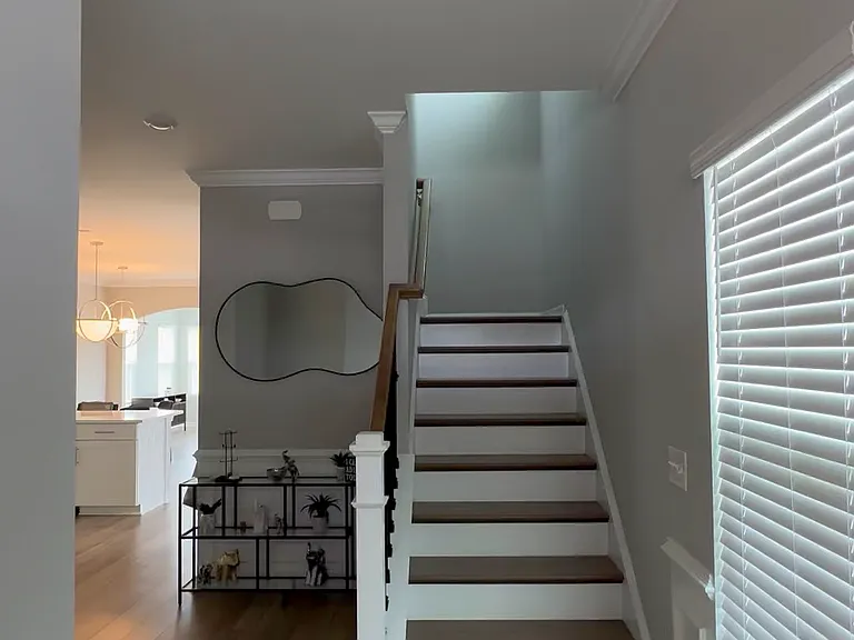 588 Ludlow Ln — Photo 2