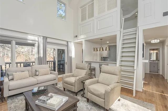 1023 Clubhouse Ln — Photo 3