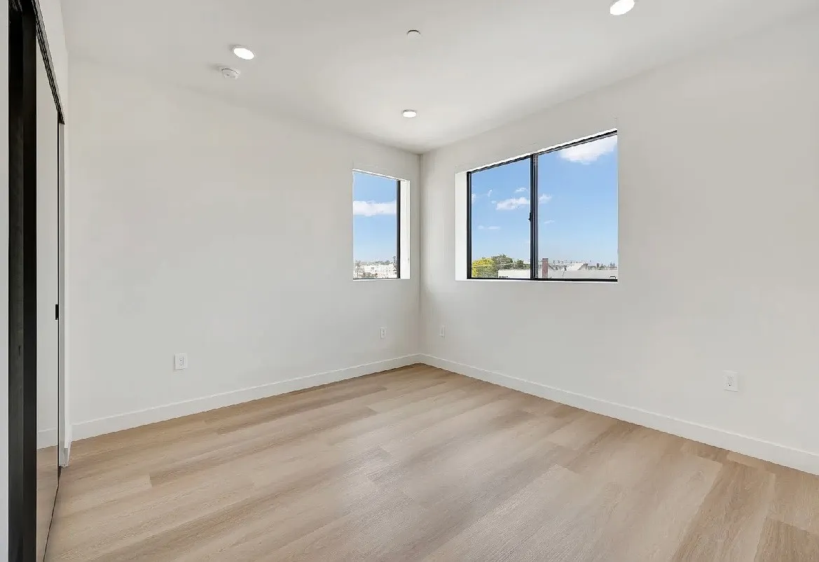 2 bed, 1000 sqft, $4,995 — Photo 2