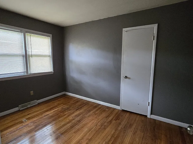 807 SW 6th St — Photo 8