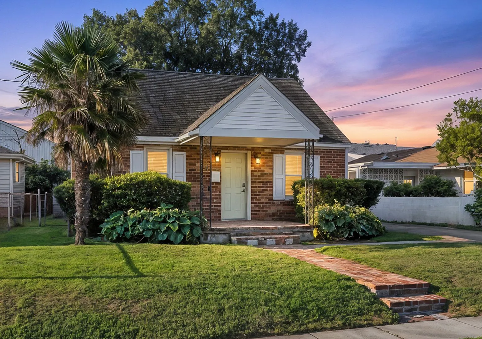 Beautiful beach home located in the highly desirable Shadowlawn area just blocks from the oceanfr... — Photo 2