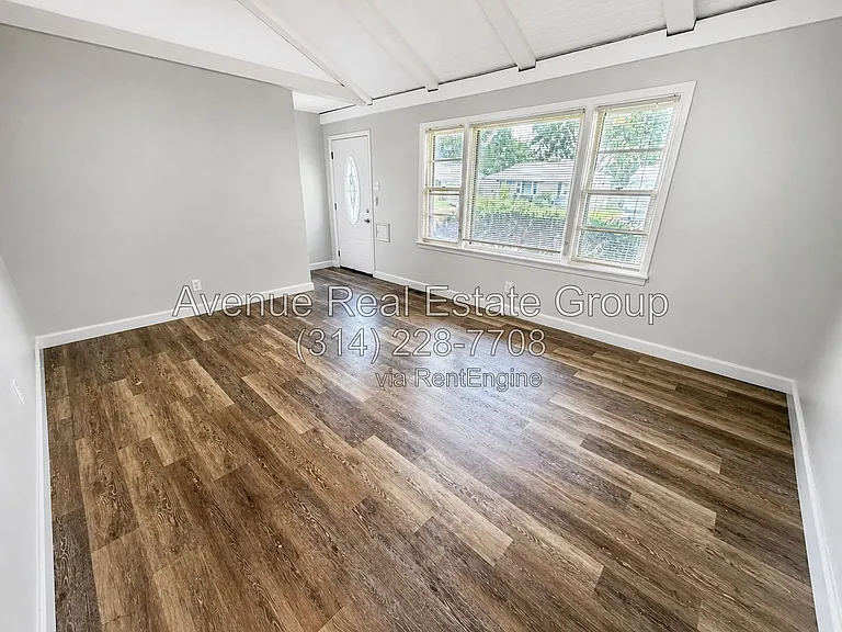 830 Loekes Dr — Photo 2