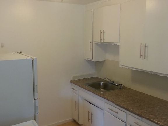 3rd image of 920 V St APT 4