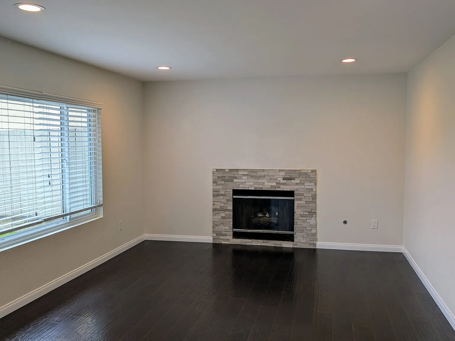 3 bed, 1296 sqft, $4,400 — Photo 3