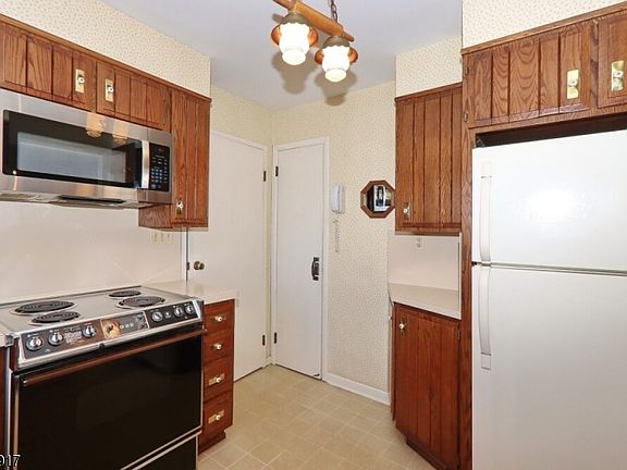 4th image of 130 Warrenville Rd