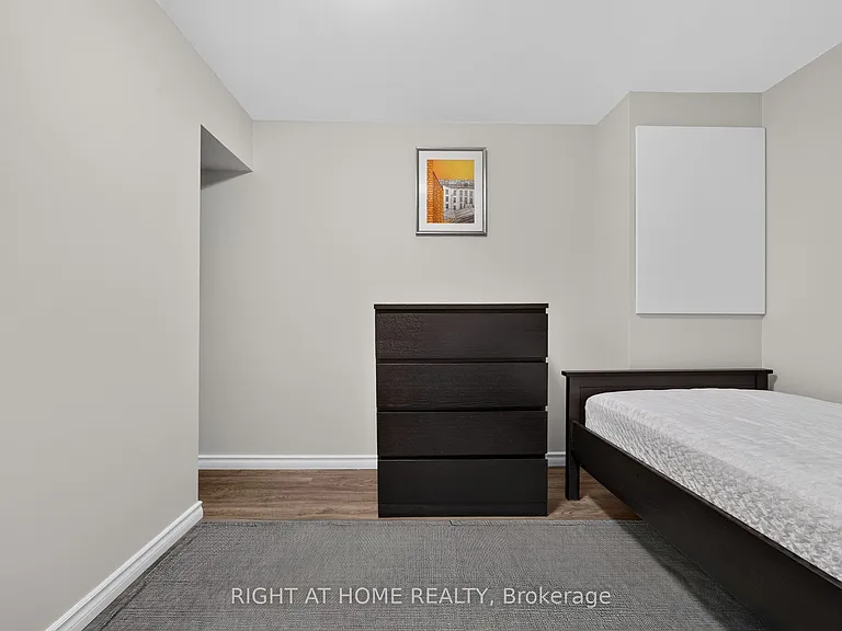 1599 Sandgate Cres #LOWER — Photo 15