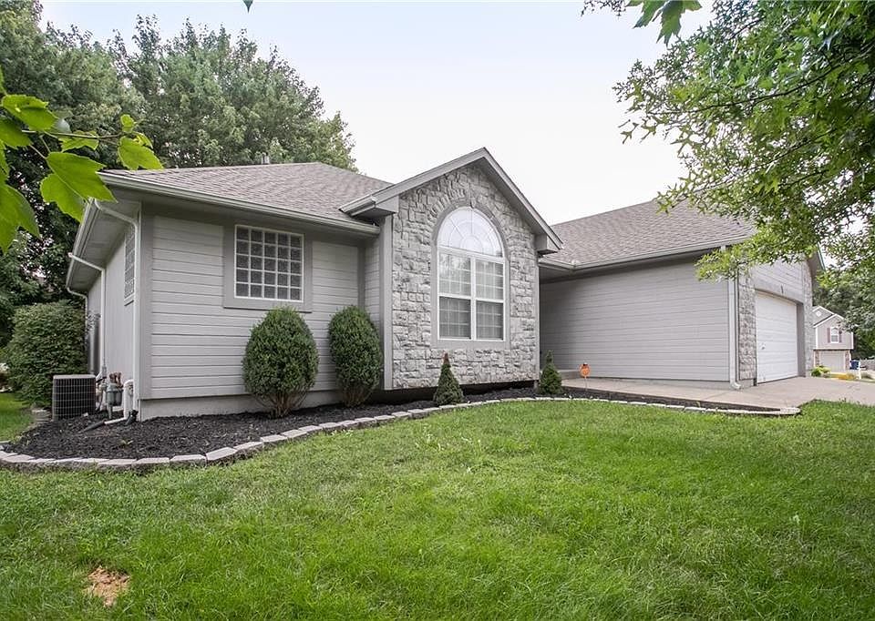 1st image of 1302 SE Eastridge Cir