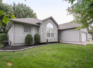 1302 SE Eastridge Cir, Blue Springs, MO 64014