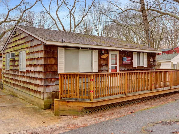 6 Surfway S, Baiting Hollow, NY 11933