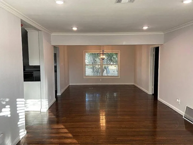 310 Wilshire Pl — Photo 2