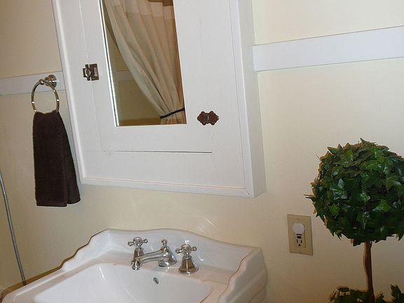 Pedestal sink