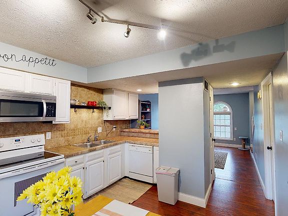 3rd image of 733 E Sherwood Hills Dr #1